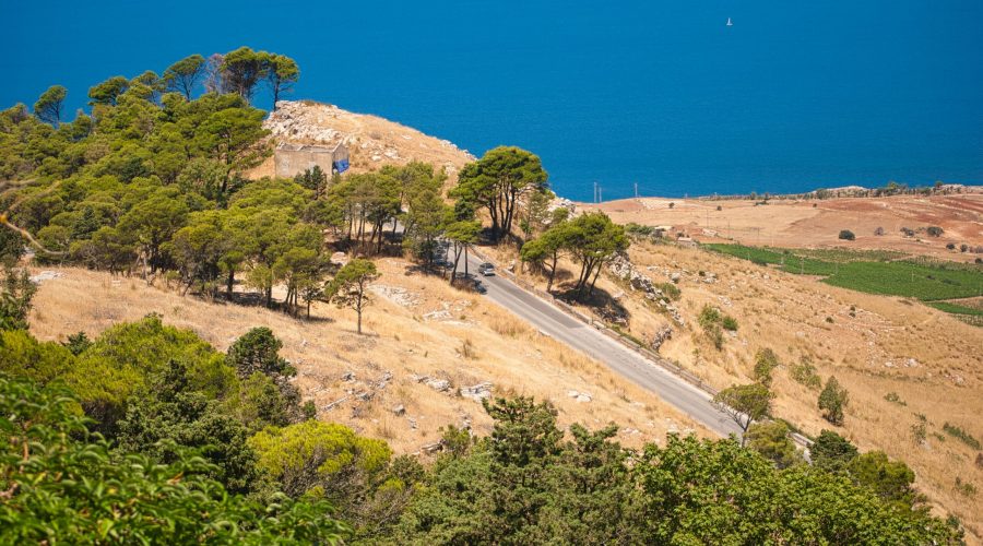 malownicza droga wznosząca się serpentynowo na szczyt z sycylijskim średniowiecznym miasteczkiem Erice