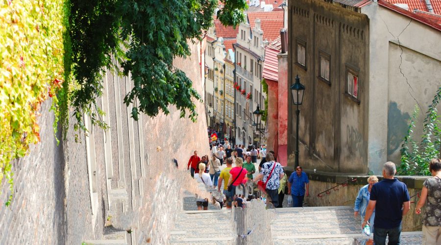 schody na Wzgórze Zamkowe podczas wycieczki do Pragi