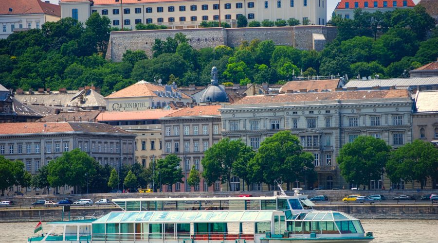 widok na Dunaj i Wzgórze Zamkowe w Budapeszcie podczas wycieczki po Węgrzech