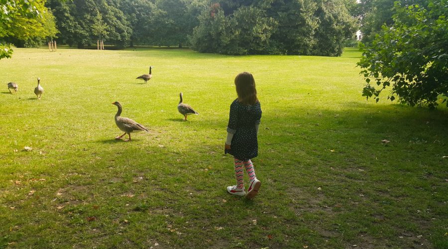 mała Lenka w Hyde Parku podczas wycieczki do Londynu