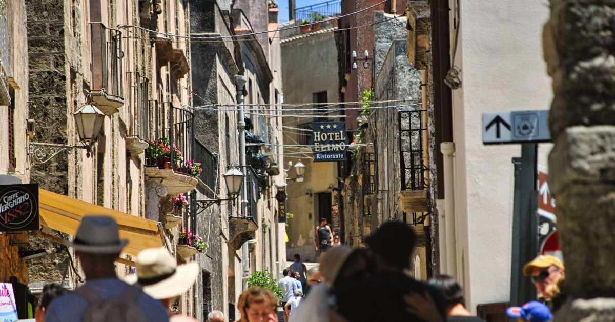 uliczka w zabytkowym mieście Erice podczas wyjazdu na wczasy na Sycylii