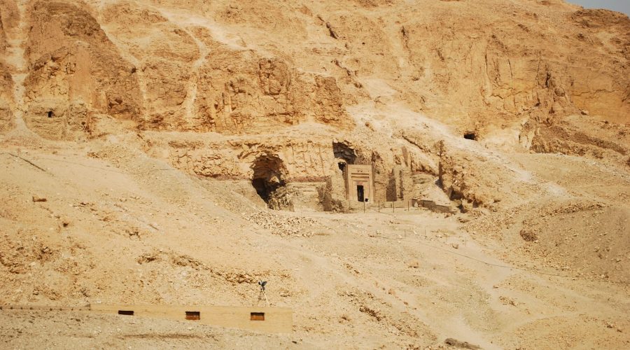 grobowce w skalach niedaleko Świątyni Hatschepsut