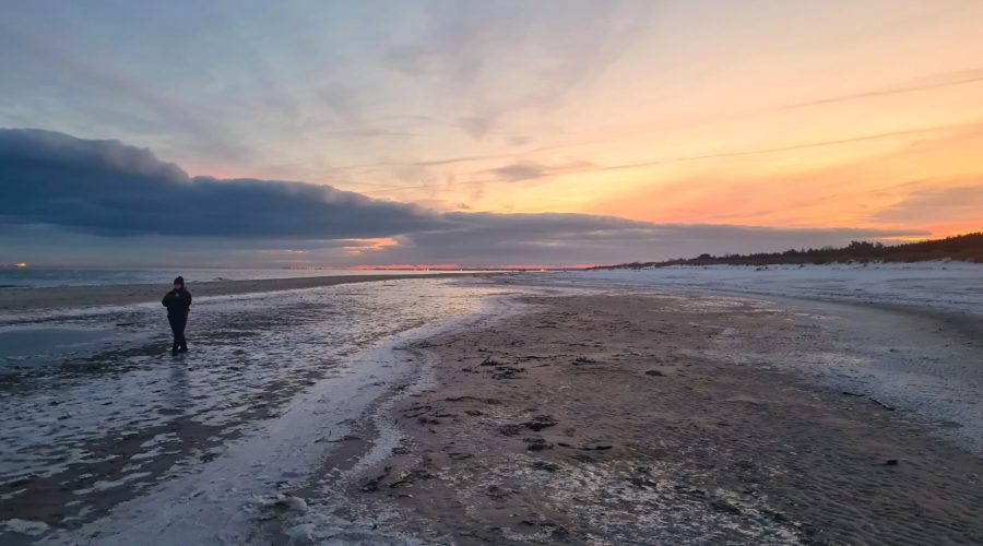 plaża o zachodzie słońca w zimowym Helu
