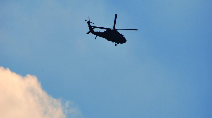 helikopter wojskowy, prawdopodobnie Black Hawk na polskim niebie