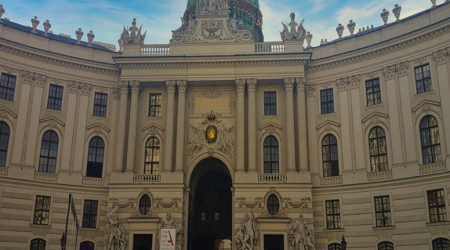 Zamek Hofburg - wielowiekowa rezydencja władców podczas wycieczki po Wiedniu