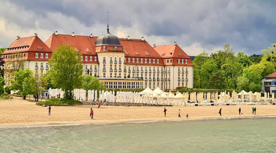 hotel Grand w Sopocie przy sopockiej plaży i sopockim molo