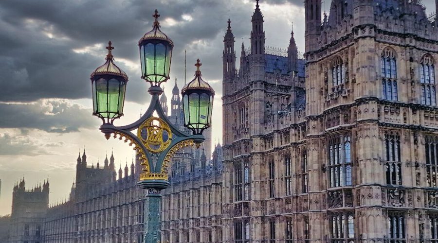 Houses of Parliament przy moście Westminster podczas city-breaku w Londynie