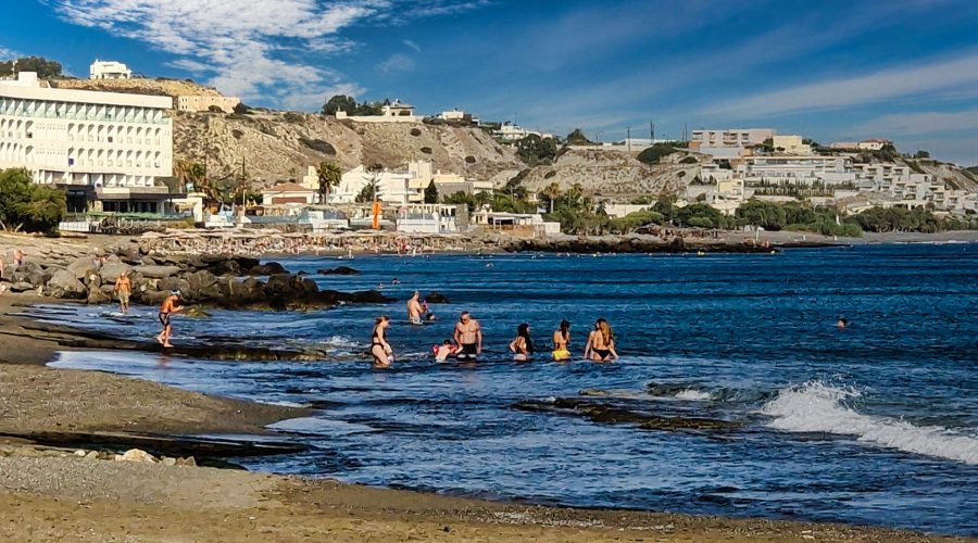 plaża w centrum miasta Jerapetra na południu wyspy podczas wyjazdu na wakacje w Krecie