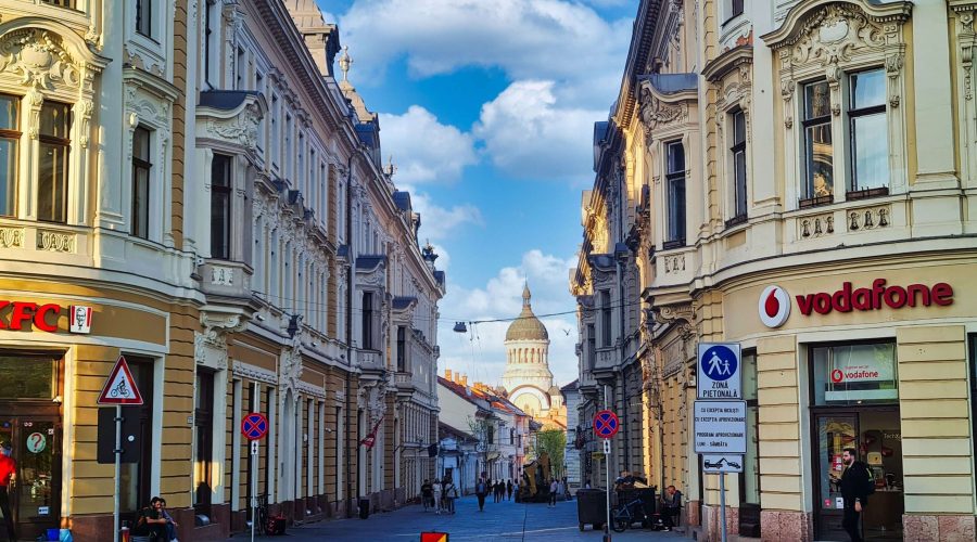 secesyjne kamienice w centrum Kluż (Cluj-Napoca) oraz zabytkowa cerkiew w tle