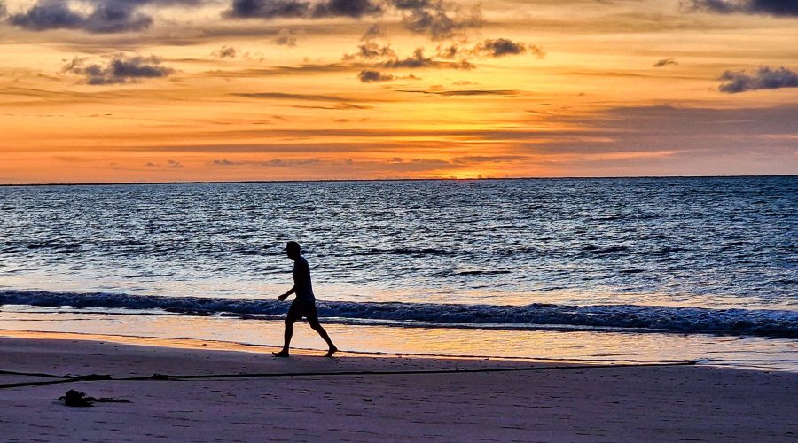 zachód słońca z plaży hotelu Kantary Beach Khao Lak w Tajlandii