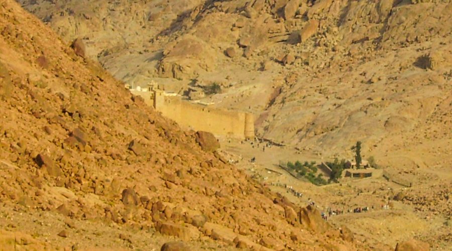 klasztor świętej Katarzyny w Górach Synaj podczas zejścia z Góry Mojżesza