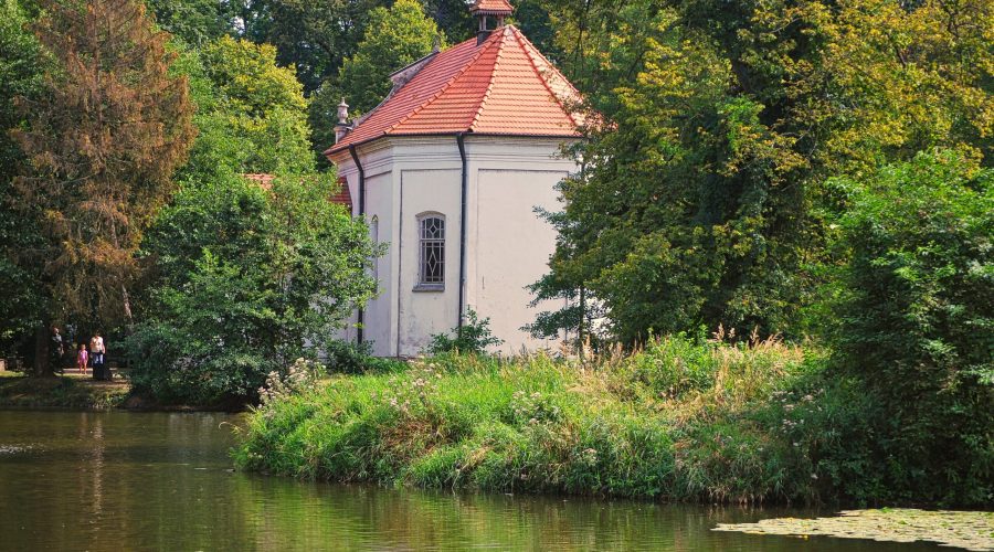 barokowy obiekt sakralny zwany "kościółkiem na wyspie" w kurorcie Zwierzyniec na Roztoczu