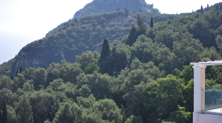 typowy dla wyspy Korfu górzysty krajobraz uwieczniony podczas wycieczki samochodem po krętych serpentynach tej malowniczej wyspy na Morzu Jońskim