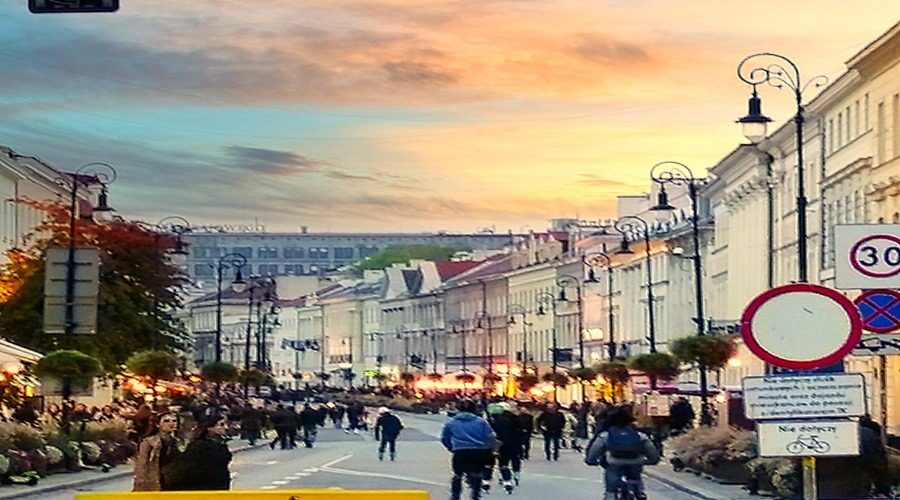 Krakowskie Przedmieście o zachodzie słońca podczas wycieczki do Warszawy