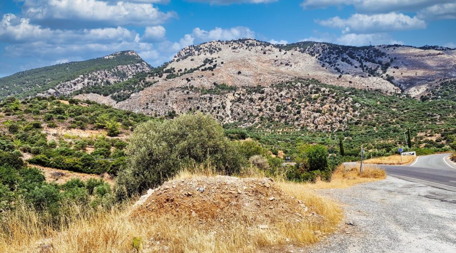 górzysty krajobraz południowej Krety podczas wycieczki wzdłuż południowego wybrzeża