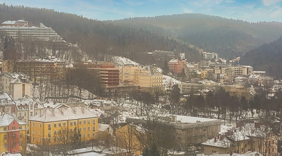 widok na kurort z hotelu na wzgórzu podczas wyjazdu na weekendowy wypoczynek w Krynicy-Zdroju