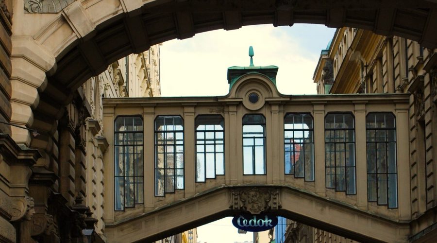zabytkowy łącznik nad ulicą Nekázanka uwieczniony podczas wycieczki do Pragi