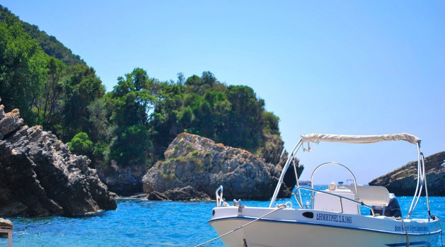 urocza zatoczka Liapades Bay na Korfu ze śliczną plażą