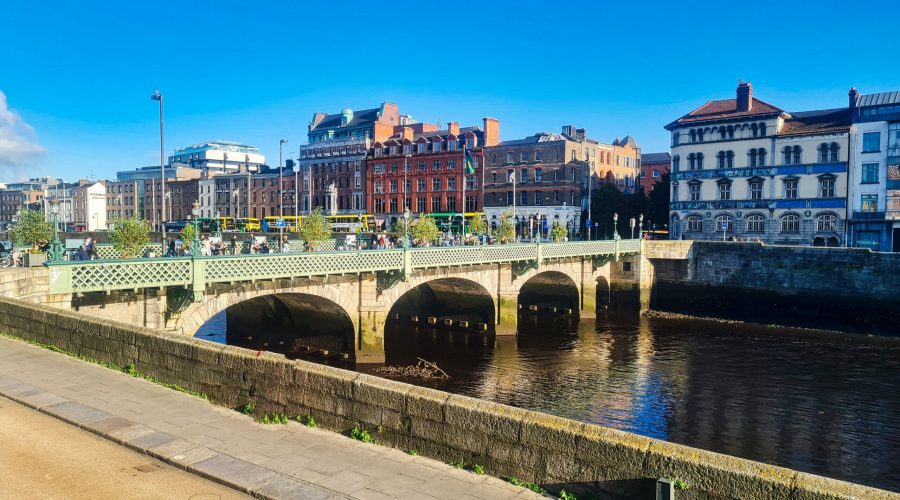 rzeka Liffey płynąca przez stolicę Irlandii podczas wyjazdu na city-break do Dublina