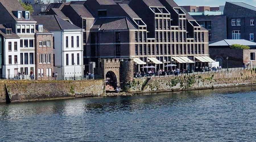 zabytkowe kamieniczki nad brzegiem rzeki Moza w Maastricht