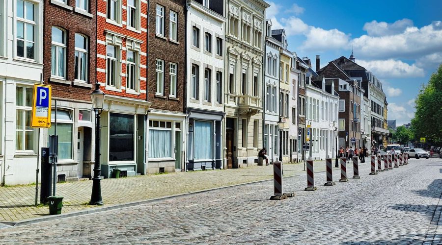 malownicze kamieniczki w Maastricht niedaleko zabytkowego ratusza