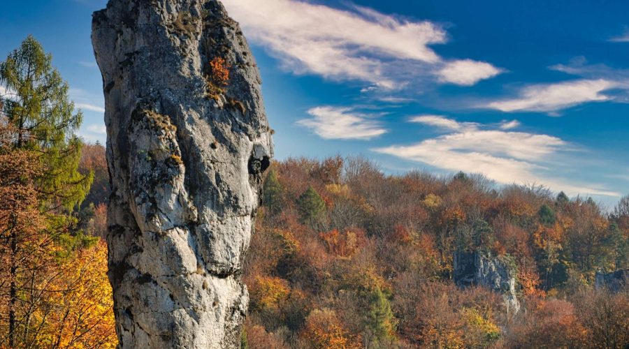 słynna skała "Maczuga Herkulesa" w Pieskowej Skale podczas wycieczki weekendowej z Krakowa