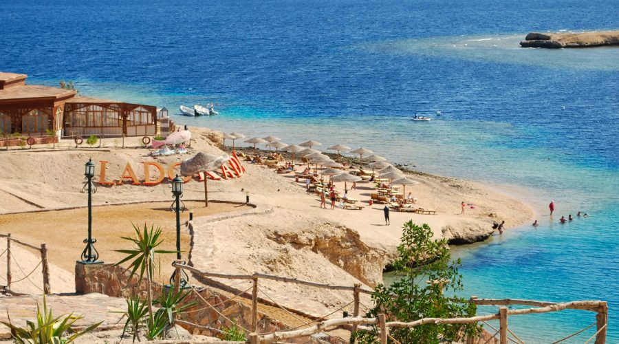 Malownicza Zatoka Makadi Bay niedaleko Hurghady z bogatą w faunę rafę koralową