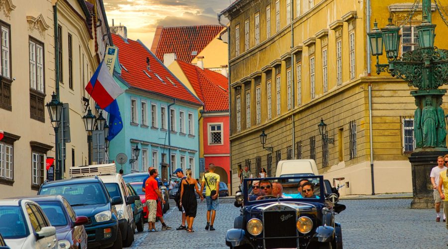 zabytkowe auto na ulicy w dzielnicy Mala Strana w Pradze podczas wycieczki do Pragi z Katowic