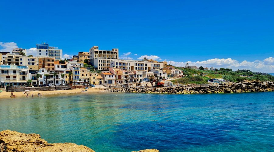 malownicze nadmorskie miasteczko południa Sycylii