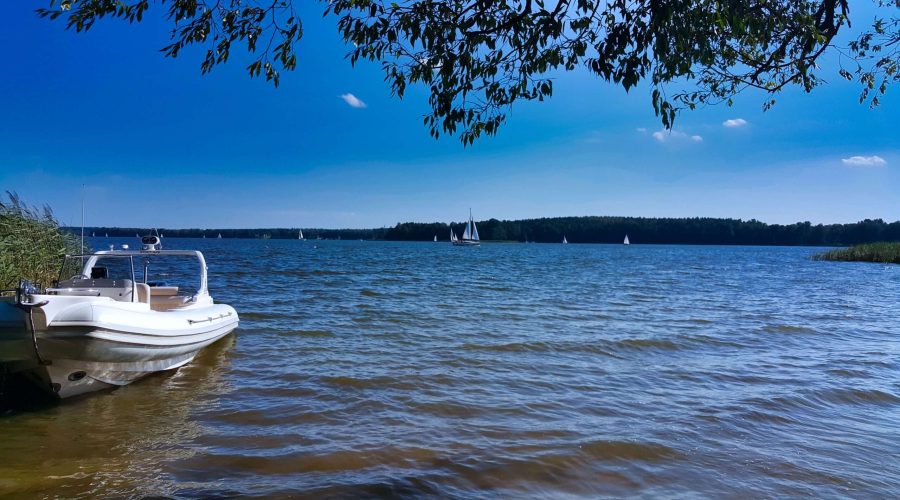 plaża mazurskiego jeziora podczas pobytu w mazurskich apartamentach