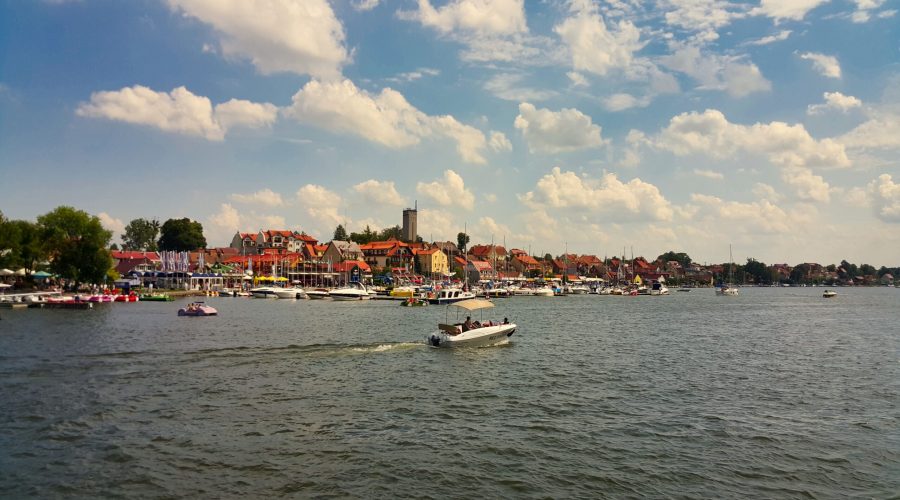 rejs po jeziorze mazurskim z widokiem na nasze kwatery w Mikołajkach