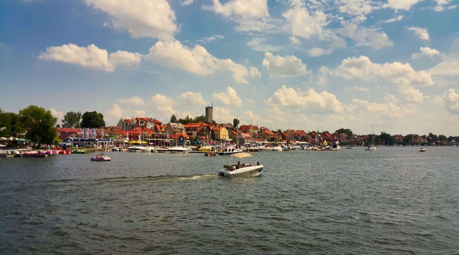 rejs po jeziorze mazurskim z widokiem na nasze kwatery w Mikołajkach