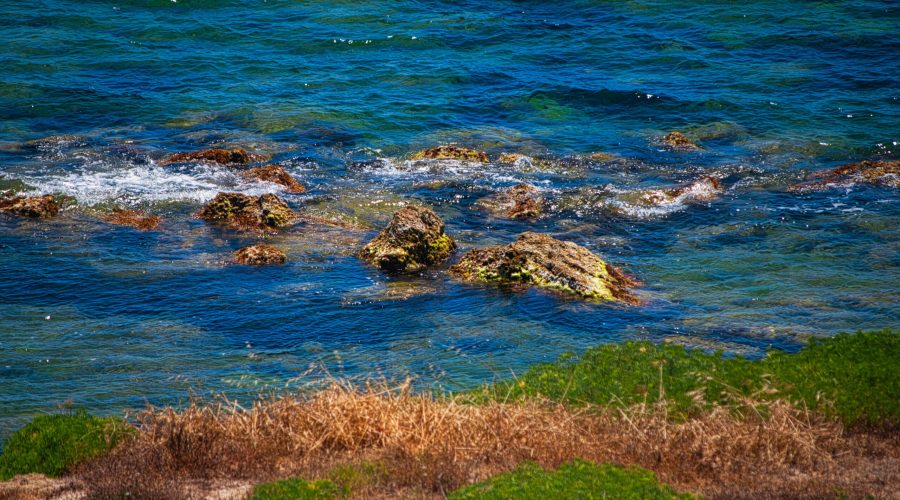 przeźroczyste morze w Marinella di Selinunte na południu Sycylii