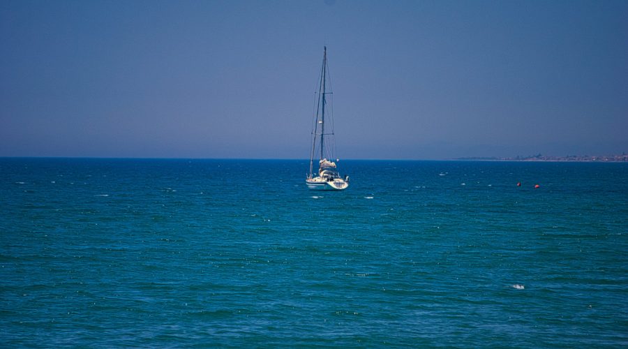 Jacht na Morzu Śródziemnym przy sycylijskim miasteczku Marinella di Selinunte