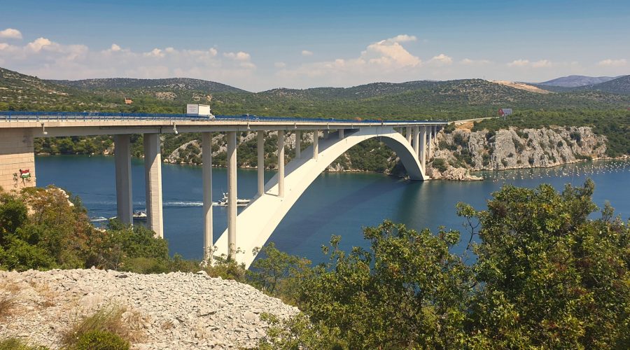 most nad miejscem, w którym rzeka Krka wpada do Adriatyka