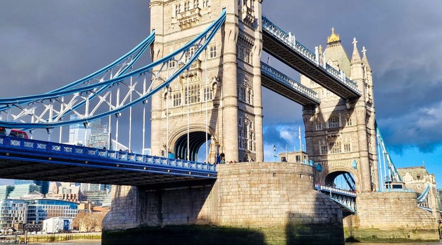 słynny most Tower Bridge nad Tamizą podczas wyjazdu na Sylwestra w Londynie