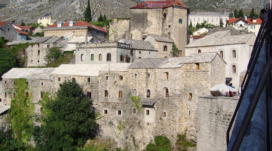 malowniczy stary bośniacki Mostar nad rzeką Neretwa