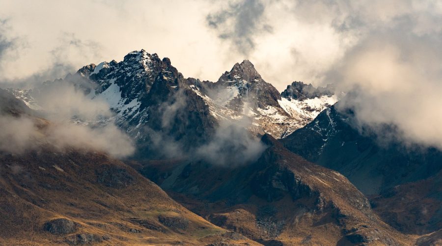 typowy krajobraz górzystej Nowej Zelandii niczym wyjęty z filmu "Władca pierścieni"