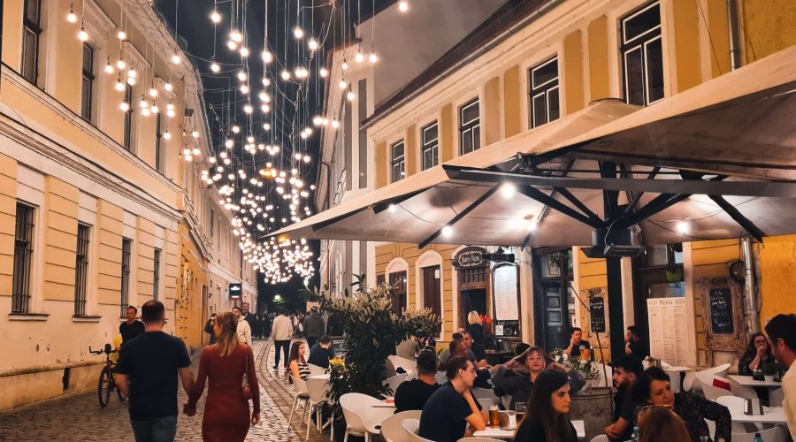 jedna z licznych dobrych restauracji w Kluż podczas wiosennego weekendu w Rumunii