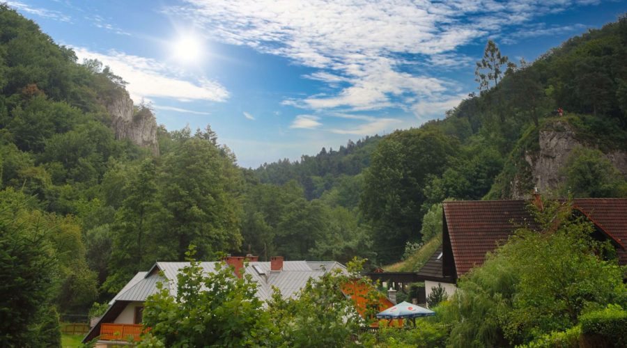 Brama Krakowska podczas letniego spaceru po Ojcowie