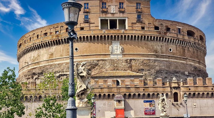 Pałac Świętego Anioła w Rzymie nad Tybrem podczas wyjazdu na majówkę do Włoch