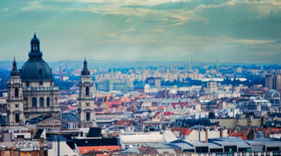 widok ze Wzgórza Zamkowego na Budapeszt podczas czerwcówki na Węgrzech