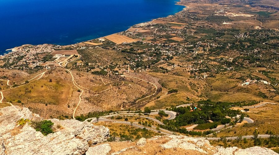 widok z Góry Erice na najbliższą okolicę i wybrzeże podczas wycieczki po zachodniej Sycylii