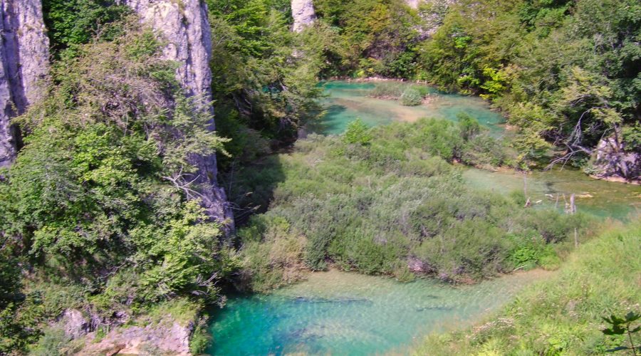 wodospady, kaskady i jeziorka Parku Narodowego Jeziora Plitwickie niedaleko miasta Kraljevica