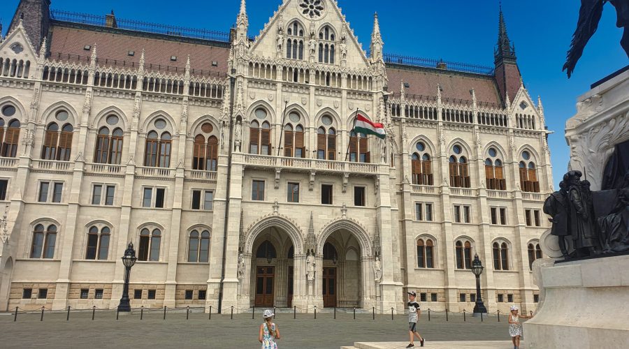 budynek Parlamentu w Budapeszcie podczas wycieczki na długi weekend czerwcowy na Węgry