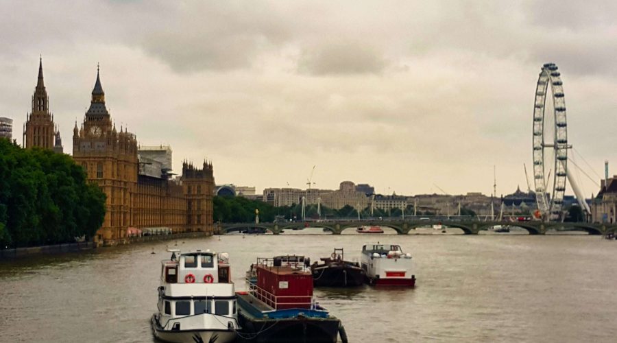 budynki Parlamentu przy Tamizie podczas dobrej wycieczki do Londynu