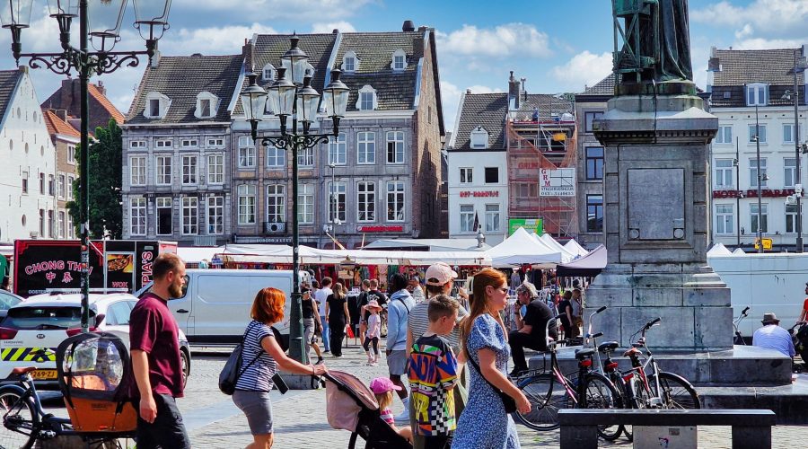 Stadhuis Markt w centrum Maastricht to jeden z głównych placów na Starym Mieście