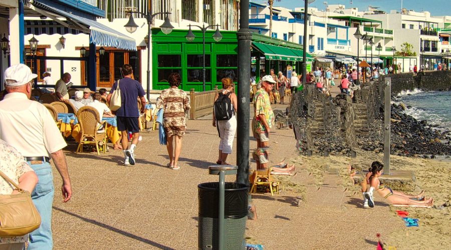 spacer główną nadmorską promenadą w Playa Blanca podczas podróży na wczasy na Lanzarote