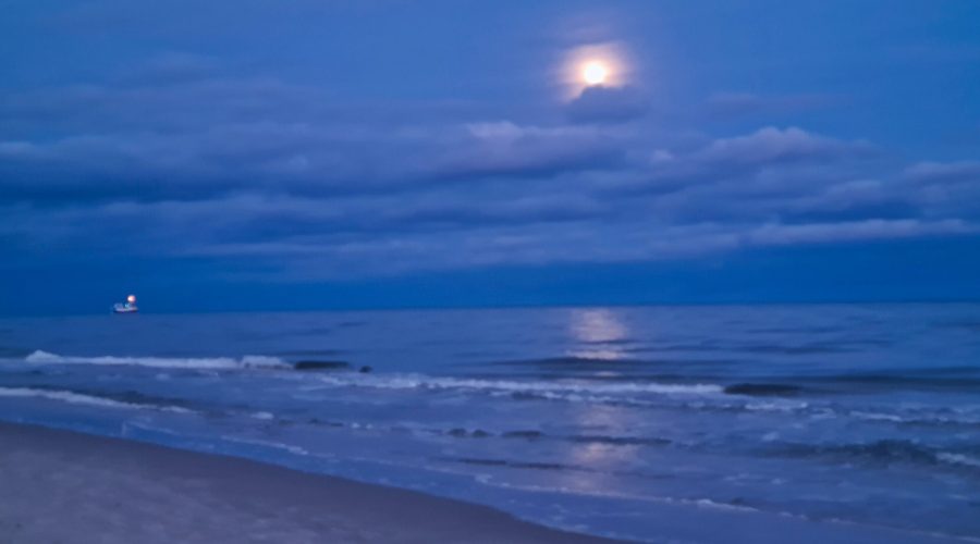 wieczorna plaża w miejscowości Hel podczas wyjazdu na wczasy na Półwyspie Helskim w styczniu