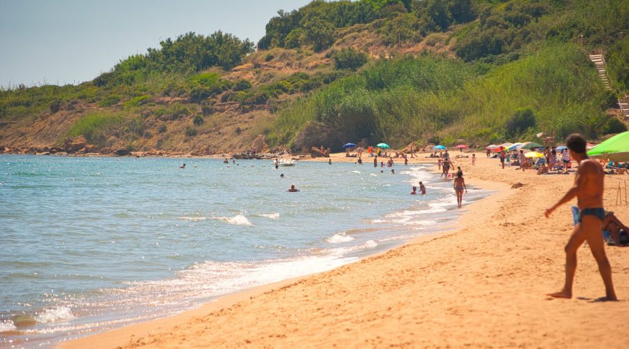 prawie dzika plaża w obrębie rezerwatu w okolicach Marinella di Selinunte podczas podróży na wczasy na Sycylii